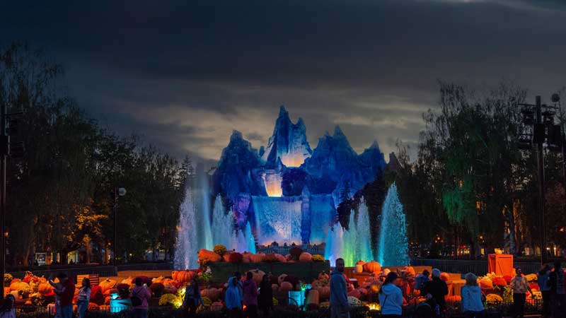 🐦 Wonder Mountain at Canada's Wonderland turns Blue Jays Blue for the World Series 🐦